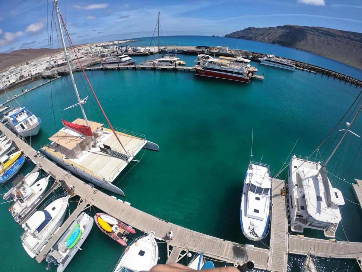 Botel Magnifico Barco En La Graciosa Caleta de Sebo