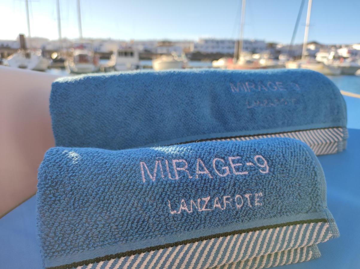 Botel Magnifico Barco En La Graciosa Caleta de Sebo
