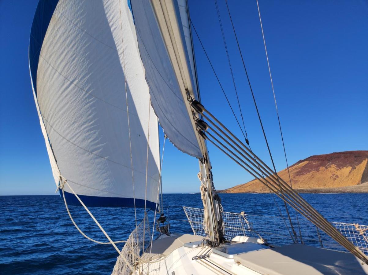 Magnifico Barco En La Graciosa Botel