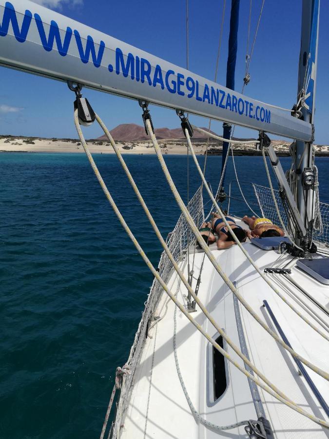 Botel Magnifico Barco En La Graciosa Caleta de Sebo